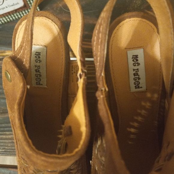 NOT RATED SUEDE PEEP TOE HEELS - Picture 4 of 10